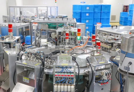 Automatic assembly machine for dropper's five parts